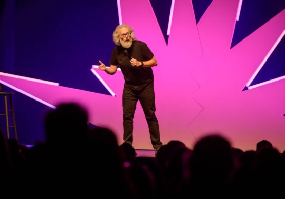 L’humoriste François Bellefeuille sur scène lors de la présentation de son spectacle Sauvage.