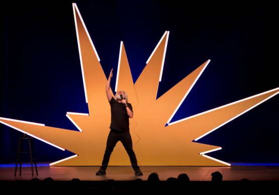 François Bellefeuille sur scène dans le cadre de son troisième spectacle, Sauvage.