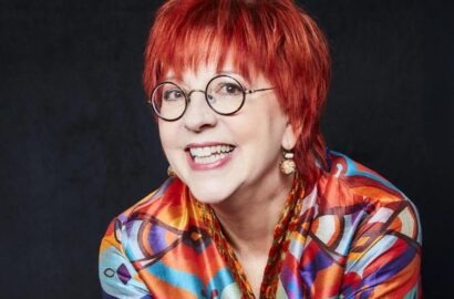 Après 40 ans dans le métier, c’est un retour aux sources, une salle, une scène, un spot ; Chantal Lamarre convie le public à une soirée comme dans les bons vieux cabarets d’antan où on pousse la chansonnette et on ose la steppette.