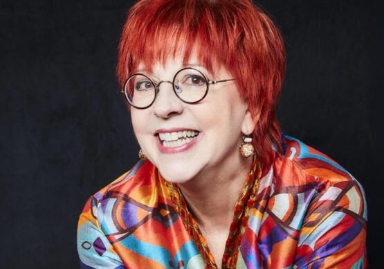 Après 40 ans dans le métier, c’est un retour aux sources, une salle, une scène, un spot ; Chantal Lamarre convie le public à une soirée comme dans les bons vieux cabarets d’antan où on pousse la chansonnette et on ose la steppette.