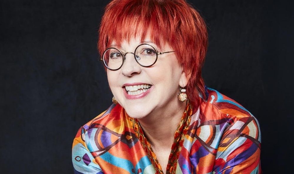 Après 40 ans dans le métier, c’est un retour aux sources, une salle, une scène, un spot ; Chantal Lamarre convie le public à une soirée comme dans les bons vieux cabarets d’antan où on pousse la chansonnette et on ose la steppette.