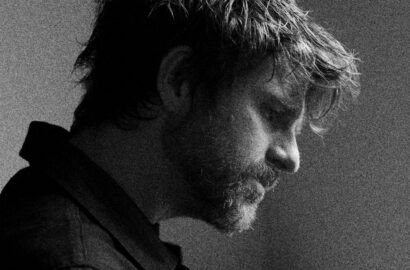 Vincent Vallières tournée au travers de la route