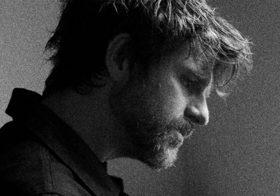 Vincent Vallières tournée au travers de la route