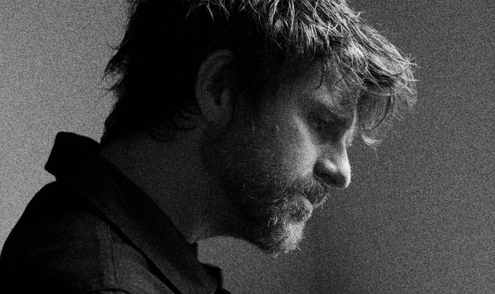 Vincent Vallières tournée au travers de la route